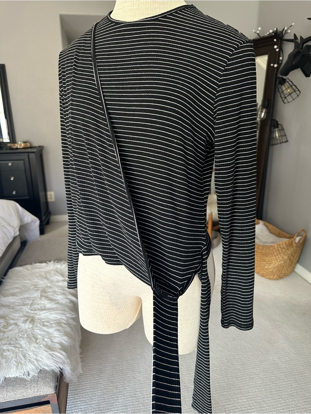 MELI Striped Long-Sleeve Tie-Side Top black and White size large - Picture 6 of 12